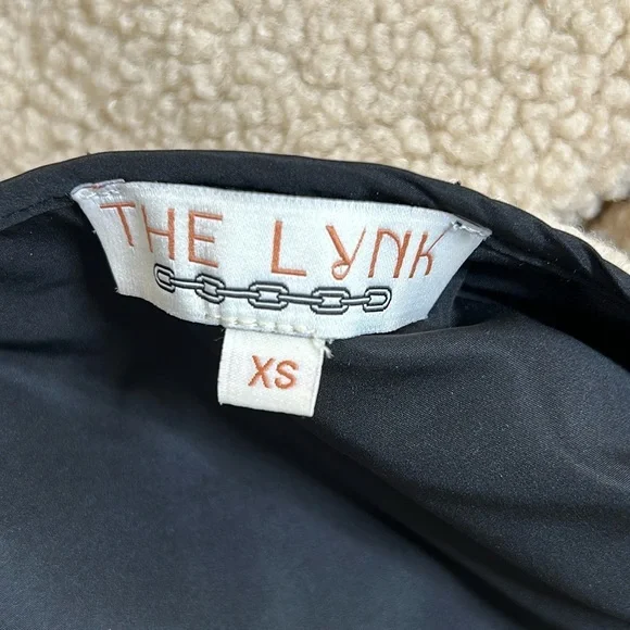 The Lynk fuzzy vest trimmed with blk - Picture 8 of 9